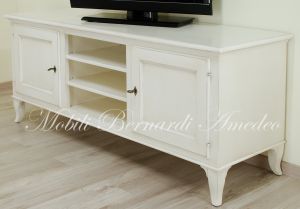 Low TV cabinet in white lacquered wood with 2 doors and open central compartment